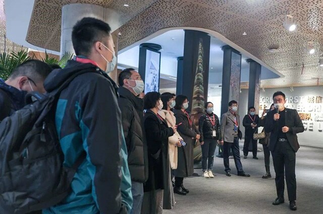 参观团重点参观了江森自控先进能源利用技术在大楼的应用，并深入了解了江森自控的区域能源系统架构、智能数字化解决方案、节能改造综合解决方案及区域能源综合应用案例